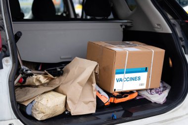 Aşılanmış covid-19 damgası karton kutuya basılmış. Virüs salgını, COVID-19 'a karşı aşı, ilaç, sağlık ve hastalıklara direnç kavramı.