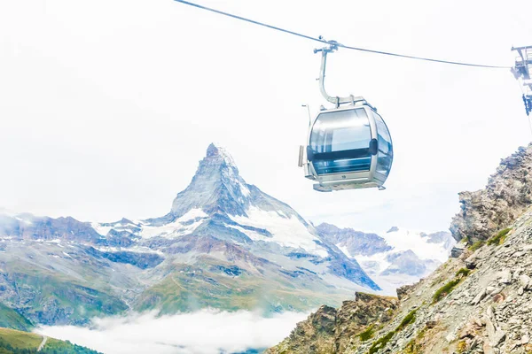 Маттергорн Ліфт біля Церматт, Швейцарія. Swiss Alps, train and ski lift. — стокове фото