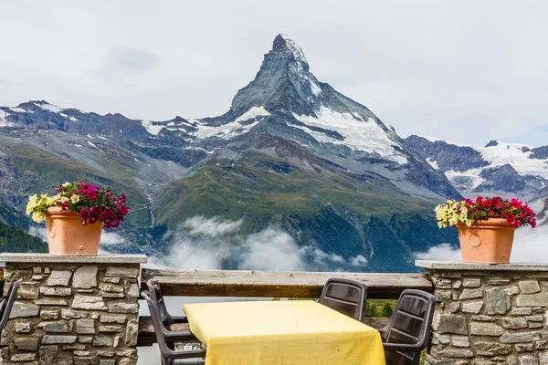 Bella vista sul ristorante circondato da lago nebbia e montagne con tavolo vuoto — Foto Stock