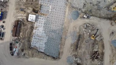 Şehrin inşaat alanının havadan panoramik görüntüsü.