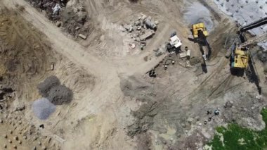 Şehrin inşaat alanının havadan panoramik görüntüsü.