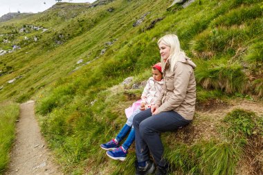 Çocuklarla dağlarda yürüyüş yapmak.