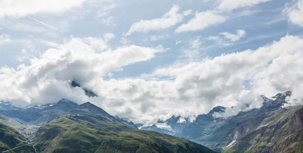 スイスの雲に覆われたパノラマの山 — ストック写真