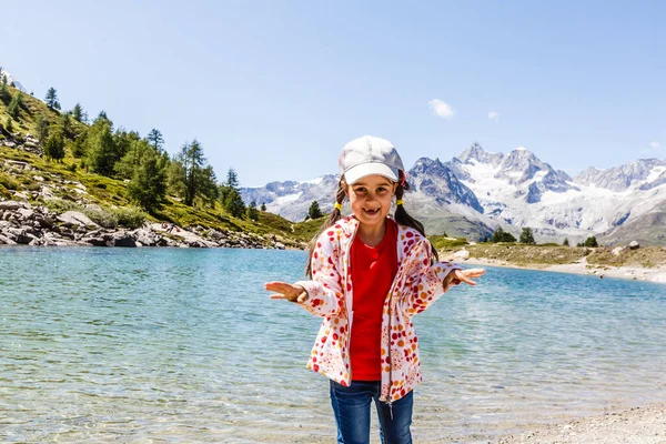 Rolig liten lycklig flicka på bergstoppen. barn utomhus. inspiration — Stockfoto