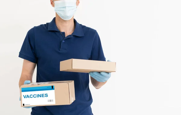 Livraison boîte médicale de vaccins de messager homme recevoir paquet de livraison professionnelle Coronavirus, virus Covid 19, vaccin — Photo