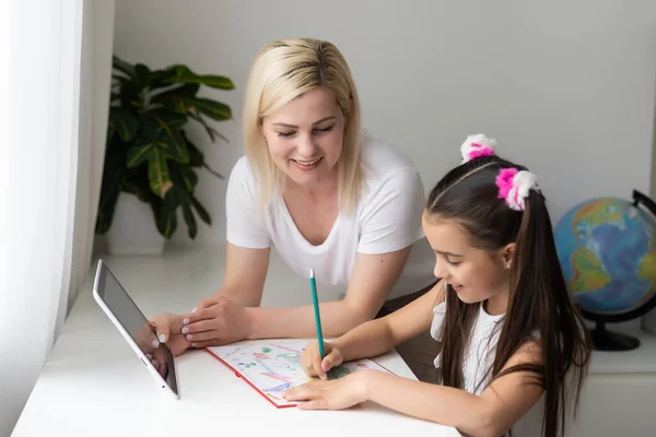 Educazione online dei bambini. Madre e figlia della scuola materna guardando una video lezione chiamata chat a casa. — Foto Stock