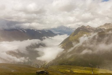 İsviçre Alpleri 'nin tepesindeki dağ katmanlarından oluşan bir manzara.