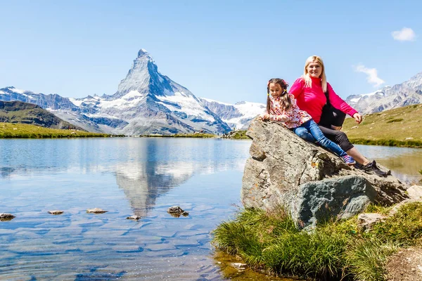Женщина смотрит на красивую гору Маттерхорн в швейцарских Альпах — стоковое фото