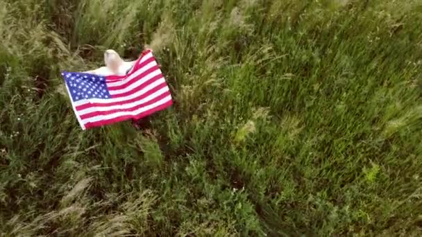 Amerikanische Frau stolz mit amerikanischer Flagge am Sonnenuntergang, feiern den 4. Juli — Stockvideo