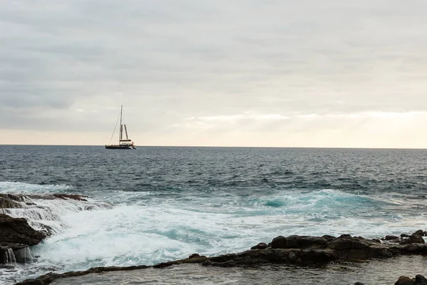 Oceano calmo de manhã. costa oceânica com pedras — Fotografia de Stock