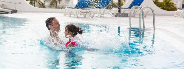 Père jouant avec sa fille dans la piscine — Photo