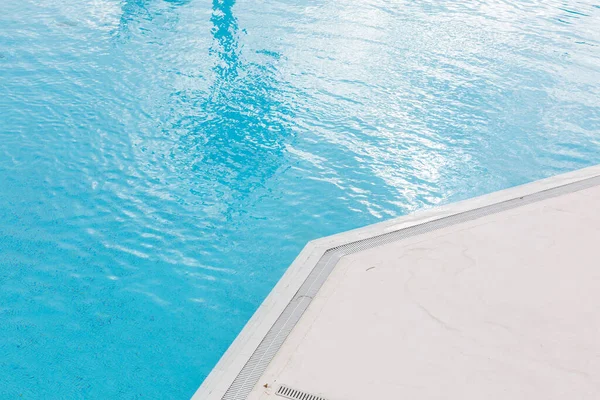 Échelle de barres d'appui dans la piscine bleue — Photo