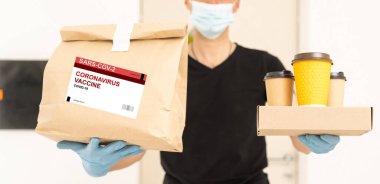 Kurye 'den tıbbi aşı kutusu teslimatı. Coronavirus, Covid 19 virüsü, aşı teslimatı.