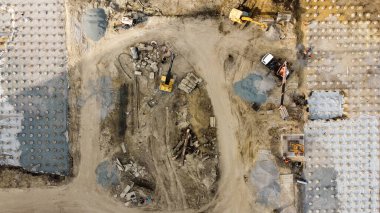 Şehrin inşaat alanının havadan panoramik görüntüsü.