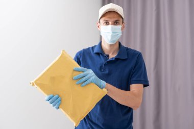 Yakışıklı teslimatçı portresi beyaz üzerinde