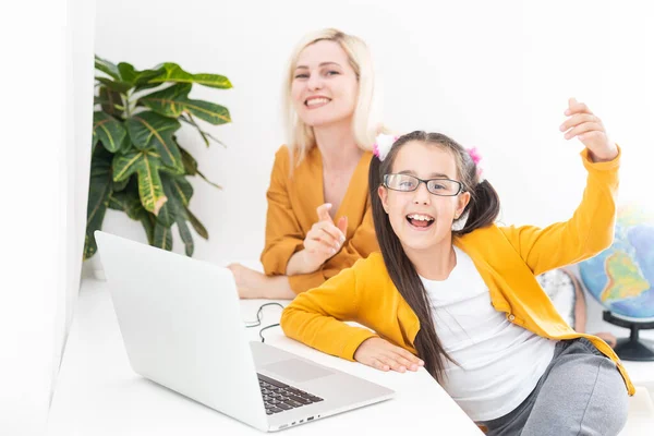 Educación en línea de los niños. Madre e hija de preescolar viendo una video lección llamada chat en casa. — Foto de Stock