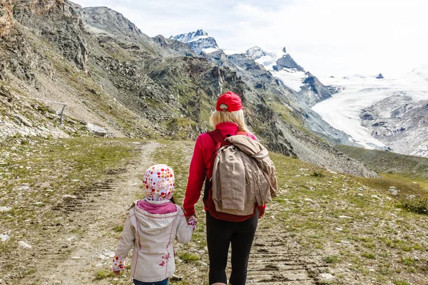 Caminhadas - mulher caminhante em caminhada com mochila vivendo um estilo de vida ativo saudável. Caminhante menina caminhando em caminhada na paisagem da natureza da montanha em Alpes suíços, Suíça. — Fotografia de Stock