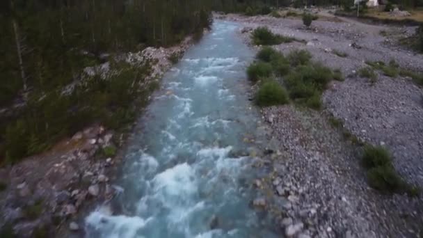 Belo vale através de montanhas rochosas, rio fluindo em paisagem pacífica na Albânia, Vale de Thethi na Albânia, — Vídeo de Stock