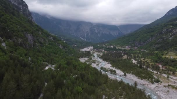 Encosta rochosa de montanha gigantesca com prados e florestas no topo dos Alpes em Theth, Albânia — Vídeo de Stock