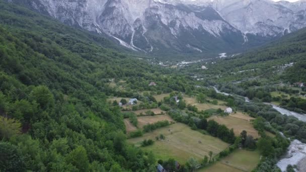 Alpine Village of Theth, Albânia. Igreja tradicional cercada por casas de hóspedes e montanhas — Vídeo de Stock