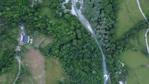 Felshang eines gigantischen Berges mit Wiesen und Wäldern auf dem Gipfel der Alpen in Theth, Albanien — Stockvideo