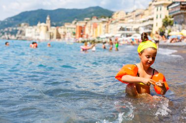 Liguria kıyıları, İtalya, Cenova 'nın Camogli plajı.