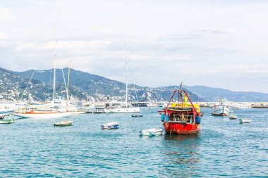 İtalya 'nın küçük limanında balıkçı tekneleri.
