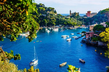 Ligurya ve Akdeniz limanında denize demirlemiş balıkçı tekneleri Ulusal Park Cinque Terre Sahili kıyısındaki Riviera di Levante kıyısında mavi gökyüzü, Riomaggiore köyü, Liguria, İtalya.