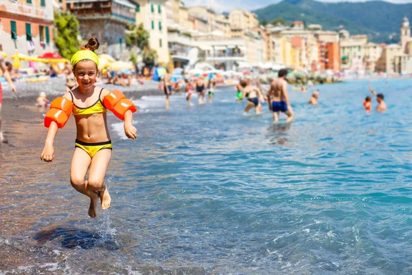 Costa da Ligúria, praia em Camogli por Genova, Itália — Fotografia de Stock