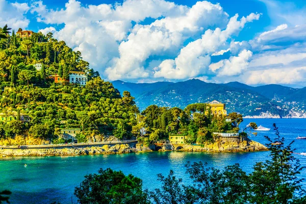 Playa junto a Portofino en Italia. Hermosa bahía de Paraggi. Natación vacaciones en Italia —  Fotos de Stock