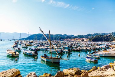 İtalya 'nın Riviera bölgesinin bir parçası olan Liguria' nın La Spezia eyaletindeki Lerici kasabasındaki küçük yat ve balıkçı teknelerinin hava manzarası..