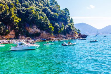 Körfez, İtalya sahilleri yakınlarında bir sürü yat ve tekne.
