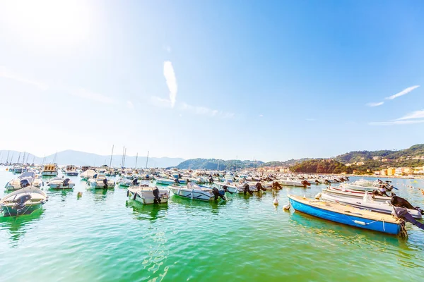 Körfez, İtalya sahilleri yakınlarında bir sürü yat ve tekne. — Stok fotoğraf