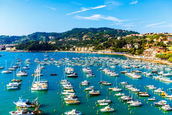 Uitzicht vanuit de lucht op kleine jachten en vissersboten in de stad Lerici, gelegen in de provincie La Spezia in Liguria, een deel van de Italiaanse Rivièra, Italië. — Stockfoto