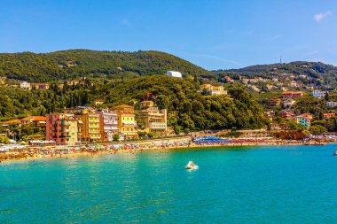 Körfez, İtalya sahilleri yakınlarında bir sürü yat ve tekne.