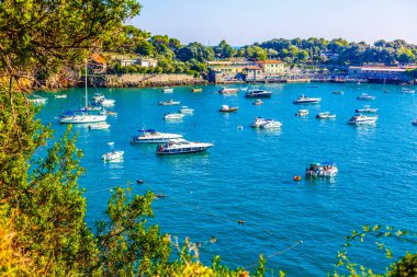 Körfez, İtalya sahilleri yakınlarında bir sürü yat ve tekne.