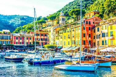 İtalya 'da Portofino yakınlarında deniz kenarındaki villalar