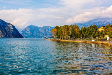 Lago Iseo ve dağların manzarası. Lombardy, İtalya