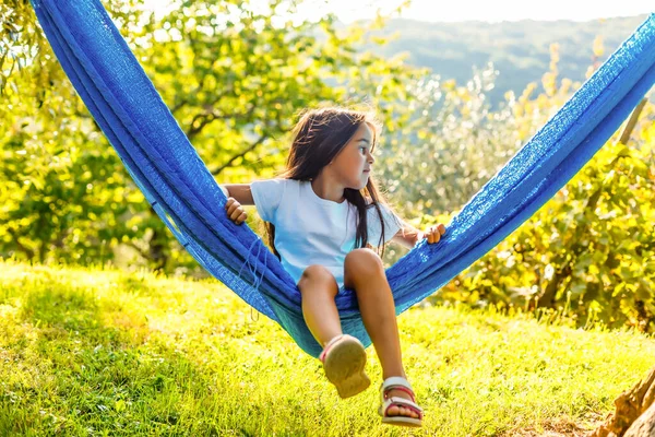 Adorável menina em férias de verão relaxante na rede — Fotografia de Stock