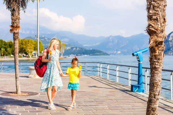 Mutter und Tochter auf der Promenade in Italien — Stockfoto