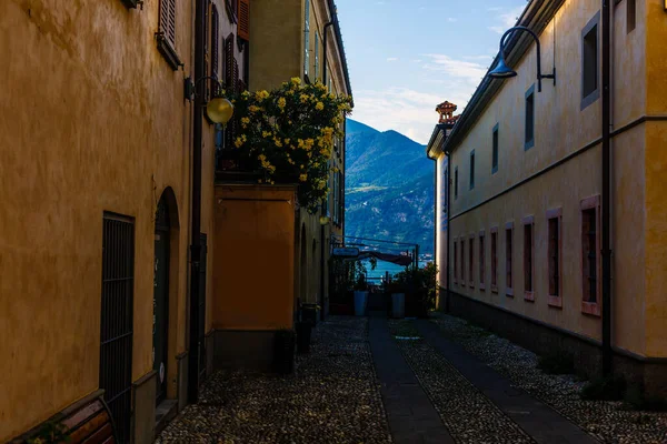 Strada îngustă a orașului la lacul Como, Italia — Fotografie, imagine de stoc