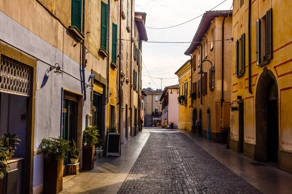 Úzká ulice v Itálii bez lidí — Stock fotografie