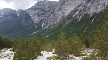 Kayalık dağların arasındaki güzel vadi, Arnavutluk 'un huzurlu manzarasında akan nehir, Arnavutluk' un Thethi Vadisi,