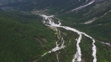 Kayalık dağların arasındaki güzel vadi, Arnavutluk 'un huzurlu manzarasında akan nehir, Arnavutluk' un Thethi Vadisi,