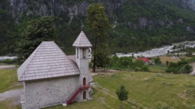 Arnavutluk 'taki güzel panoramik yüksek dağlardaki Theth köyü kilisesi