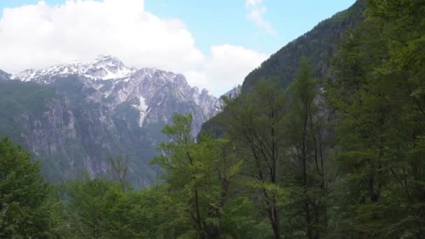 Increíbles vistas en los Alpes albaneses desde el paso de Valbona, día de verano en Albania en las montañas, vista de la mañana de la hermosa cordillera. Imágenes de alta calidad 4k — Vídeos de Stock