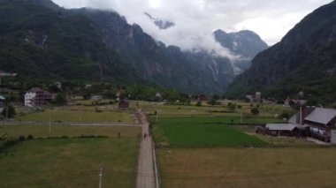 Arnavutluk 'un Arnavut Alplerinde Güzel Theth Vadisi ve Thethi