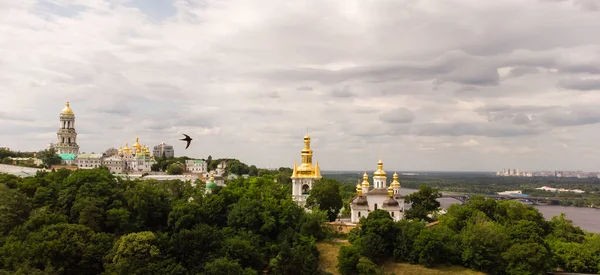 Panorama Kijowa z rzeką Dniepru, klasztor Ławry Kijowsko-Peczerskiej. Kijów, Ukraina. — Zdjęcie stockowe