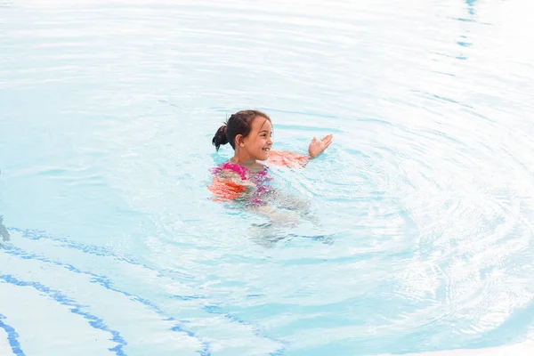 Menina feliz na natação em maiô — Fotografia de Stock