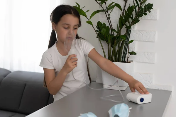 Menina fazendo inalação com nebulizador em casa. inalador de asma infantil inalação nebulizador vapor conceito tosse doente. — Fotografia de Stock